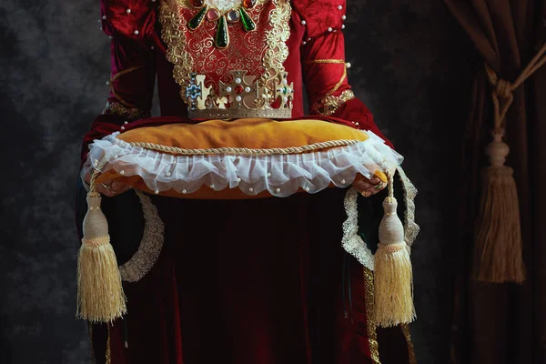 Detailní Záběr Středověkou Královnu Červených Šatech Korunou Polštáři Tmavě Šedém — Stock fotografie