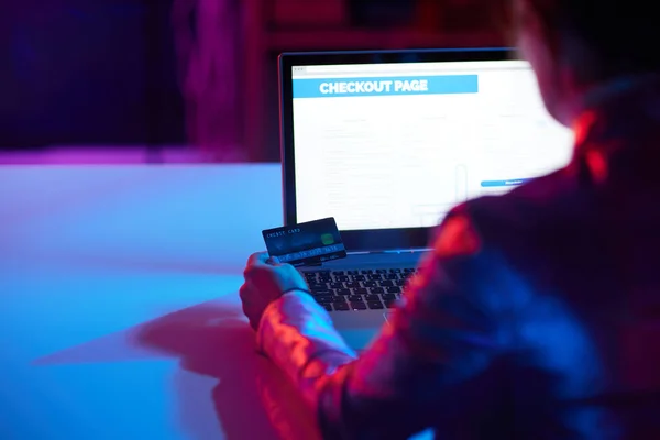 Widziany Zza Nowoczesnej Kobiety Laptopem Kartą Kredytową Kupujących Internecie Nowoczesnym — Zdjęcie stockowe
