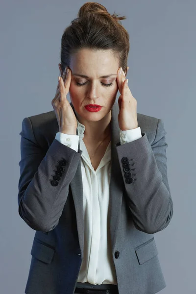 Stressed Young Business Woman Gray Suit Gray Background — Stock Photo, Image