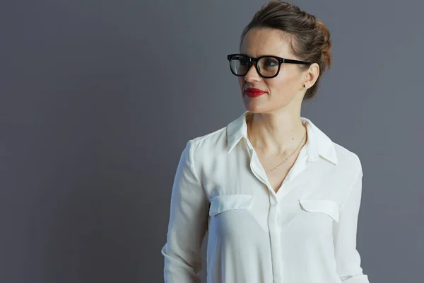 Pensivo Elegante Mulher Meia Idade Trabalhador Blusa Branca Com Óculos — Fotografia de Stock