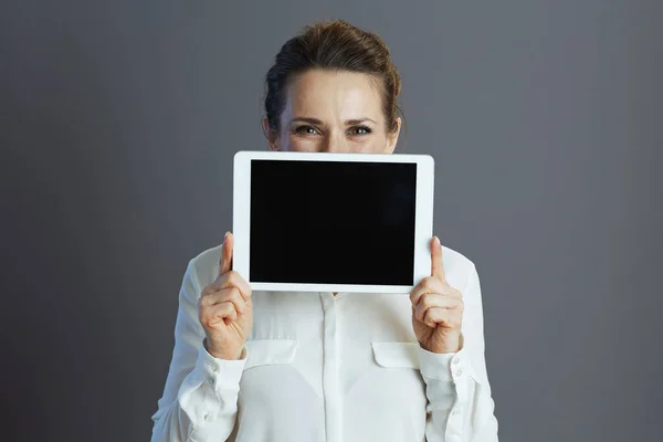 Modna Kobieta Średnim Wieku Pracownik Białej Bluzce Pokazując Tabletkę Pusty — Zdjęcie stockowe