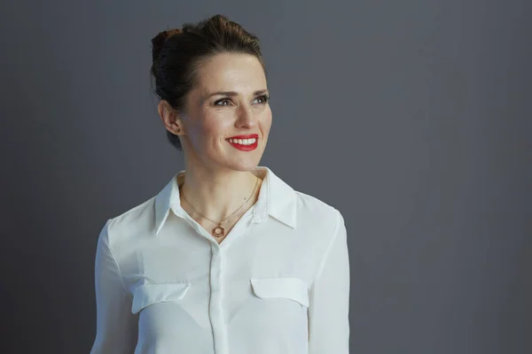 Sorrindo Moderna Mulher Negócios Meia Idade Blusa Branca Olhando Para — Fotografia de Stock