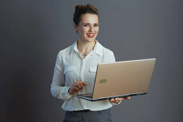 Feliz Elegante Mulher Meia Idade Trabalhador Blusa Branca Com Laptop — Fotografia de Stock