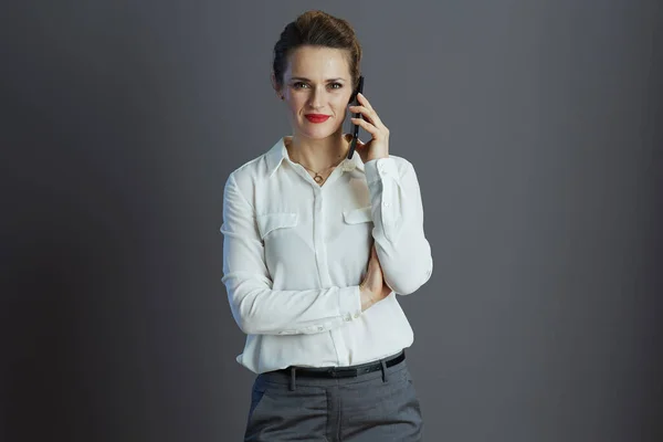 Nowoczesna Kobieta Średnim Wieku Pracownik Białej Bluzce Rozmawia Przez Telefon — Zdjęcie stockowe