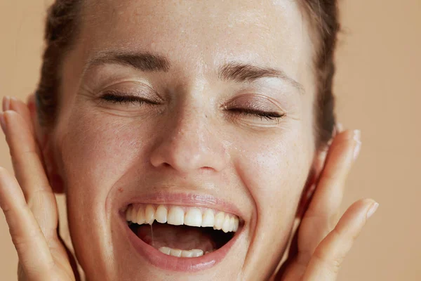 Lycklig Modern Kvinna Med Vått Ansikte Tvätt Isolerad Beige — Stockfoto