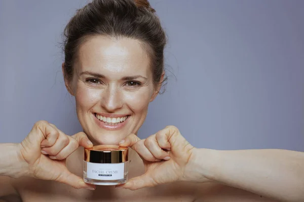 Portret Van Een Glimlachende Moderne Vrouw Met Cosmetische Crème Pot — Stockfoto