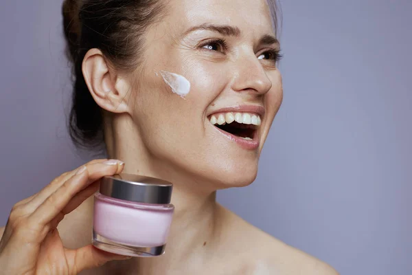 Lächelnde Moderne Frau Mit Kosmetischem Cremeglas Auf Blauem Hintergrund — Stockfoto