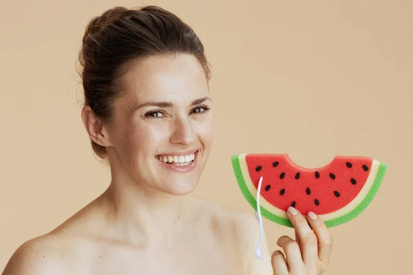 Portret Van Een Vrolijke Moderne Jarige Vrouw Met Watermeloen Douchespons — Stockfoto