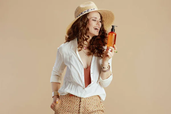 Strandurlaub Lächelnd Stilvolle Frau Weißer Bluse Und Shorts Isoliert Auf — Stockfoto
