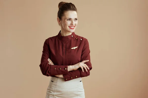 Szczęśliwy Stylowy Kobieta Stewardessa Beżowym Tle Patrząc Przestrzeń Kopiowania — Zdjęcie stockowe