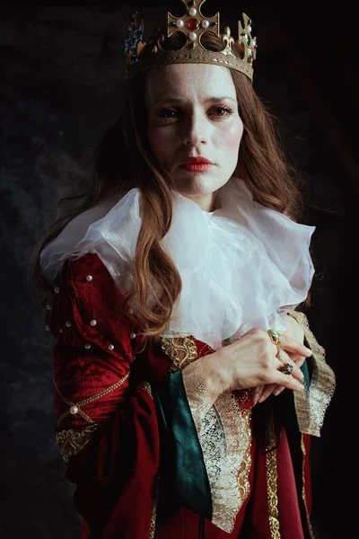 恐怖的中世纪女王 穿着红色衣服 头戴深灰色背景的皇冠 — 图库照片