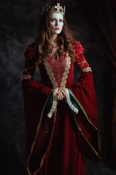 Middeleeuwse Koningin Rode Jurk Met Witte Make Kroon Donkergrijze Achtergrond — Stockfoto