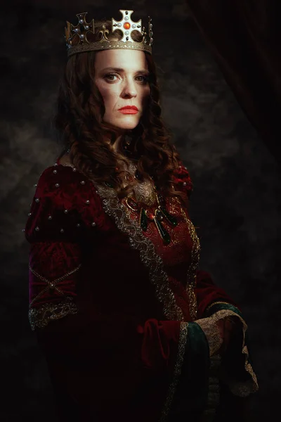 Reina Medieval Vestido Rojo Con Corona Sobre Fondo Gris Oscuro — Foto de Stock