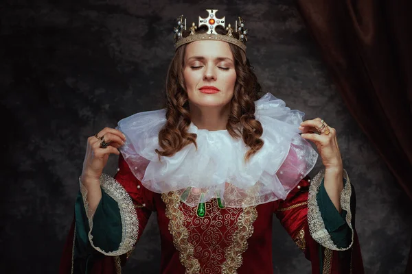 Μεσαιωνική Βασίλισσα Κόκκινο Φόρεμα Λευκό Γιακά Και Στέμμα Σκούρο Γκρι — Φωτογραφία Αρχείου