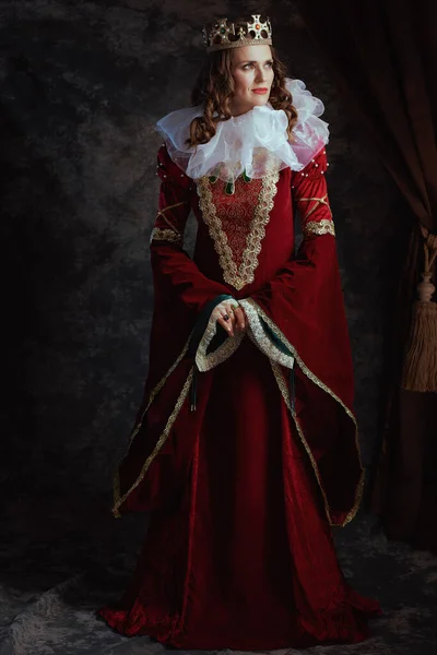 Pełna Długość Portret Zamyślony Średniowiecznej Królowej Czerwonej Sukience Białym Kołnierzem — Zdjęcie stockowe