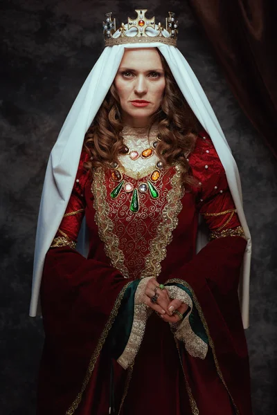 Kırmızı Elbiseli Peçeli Tacı Koyu Gri Arka Planlı Ortaçağ Kraliçesi — Stok fotoğraf