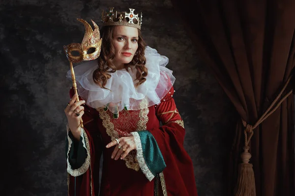 Kırmızı Elbiseli Ortaçağ Kraliçesi Venedik Maskeli Beyaz Yakalı Tacı Koyu — Stok fotoğraf