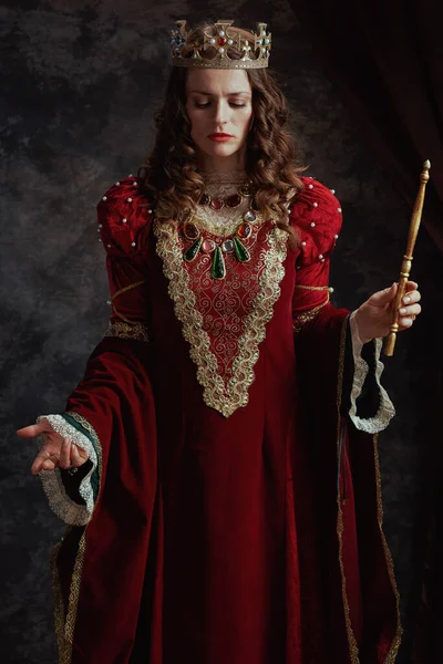 Rainha Medieval Vestido Vermelho Com Varinha Coroa Fundo Cinza Escuro — Fotografia de Stock