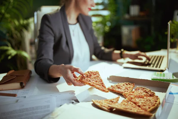 Sürdürülebilir Yeri Yeşil Ofisteki Gri Takım Elbiseli Pizza Dizüstü Bilgisayarlı — Stok fotoğraf