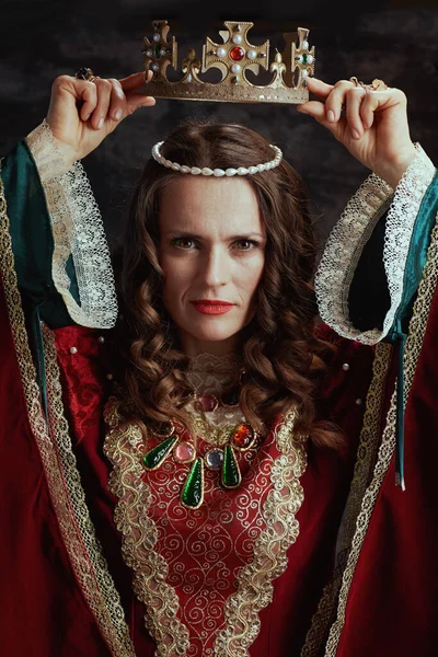 Середньовічна Королева Червоній Сукні Короною Темно Сірому Фоні — стокове фото