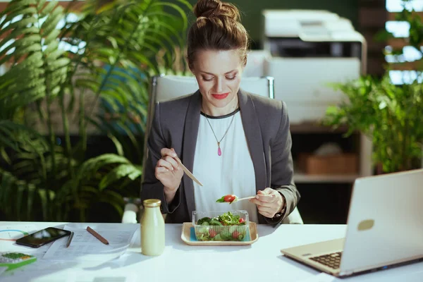 Sürdürülebilir Yeri Modern Yeşil Ofisteki Gri Takım Elbiseli Modern Kadın — Stok fotoğraf