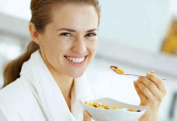 キッチンでミューズリーを食べて幸せな若い女 — ストック写真