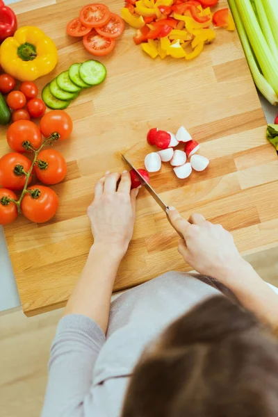 Woman Slicing Vegetables Cutting Board — Stock Photo, Image