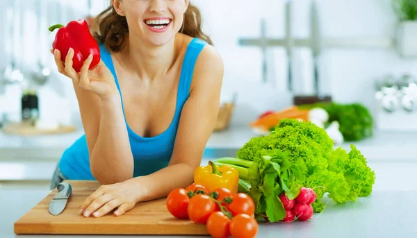 Close Feliz Jovem Mulher Pronta Para Fazer Salada Legumes — Fotografia de Stock