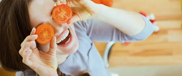 Jonge Vrouw Bedrijf Cherry Tomaten Voor Gezicht Lachend — Stockfoto