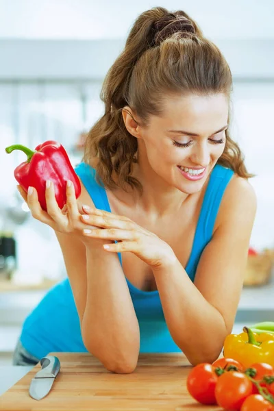 Glückliche Junge Frau Bereit Frischen Gemüsesalat Zuzubereiten — Stockfoto
