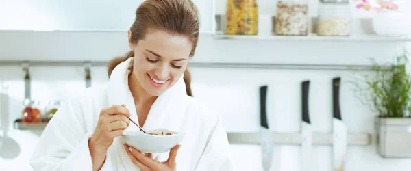 Smiling Young Housewife Having Healthy Breakfast Modern Kitchen — Stock Photo, Image