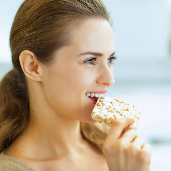 Young Woman Eating Crisp Bread Kitchen — Stock Photo, Image