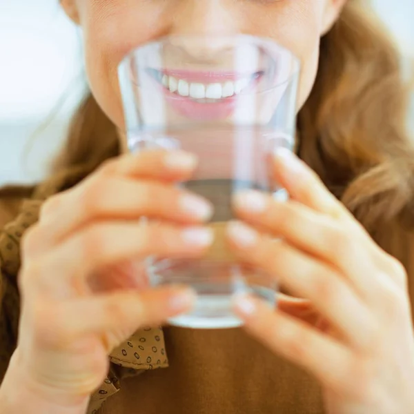 Nahaufnahme Einer Jungen Hausfrau Die Wasser Trinkt — Stockfoto