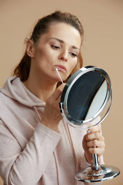 Femmina Con Herpes Sulle Labbra Specchio Applicare Unguento Utilizzando Tampone — Foto Stock