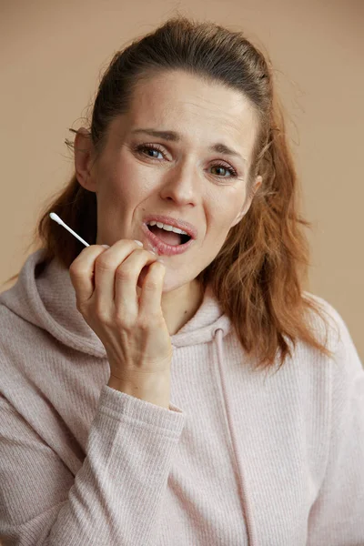 Vrouw Van Middelbare Leeftijd Met Herpes Lippen Aanbrengen Zalf Met — Stockfoto