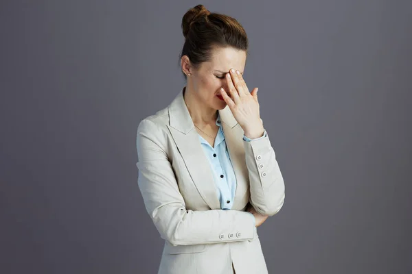 Zestresowany Stylowa Kobieta Pracownik Lekkim Garniturze Biznesowym Odizolowany Szary — Zdjęcie stockowe