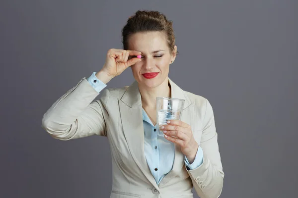 Elegant Middelaldrende Liten Forretningskvinne Lys Forretningsdress Med Glass Vann Pille – stockfoto