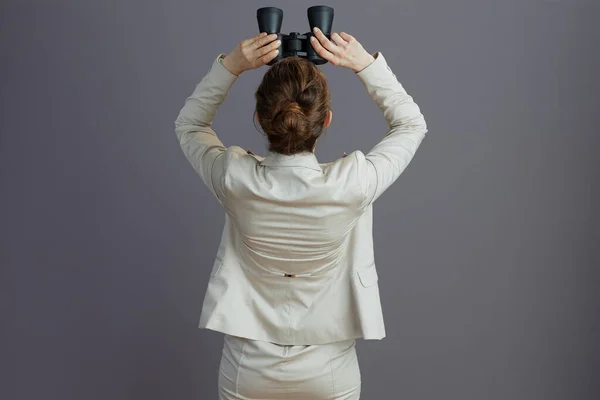 Φαίνεται Από Πίσω Γυναίκα Εργαζόμενος Ένα Ελαφρύ Επαγγελματικό Κοστούμι Κιάλια — Φωτογραφία Αρχείου