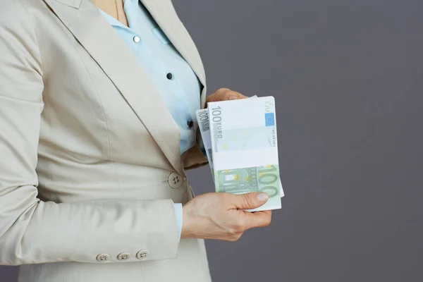 Κοντινό Πλάνο Γυναίκα Εργαζόμενη Ελαφρύ Επαγγελματικό Κοστούμι Ευρώ Πακέτα Χρημάτων — Φωτογραφία Αρχείου