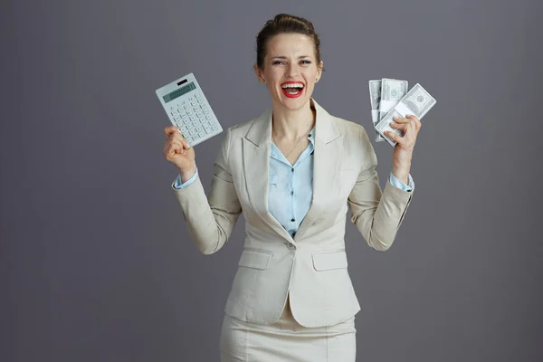 Šťastný Elegantní Žena Středního Věku Zaměstnanec Lehkém Obleku Kalkulačka Dolary — Stock fotografie