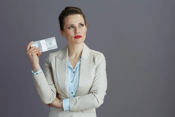 穿着浅色西服 头戴灰色钱袋的瘦弱优雅的中年小企业主女人 — 图库照片