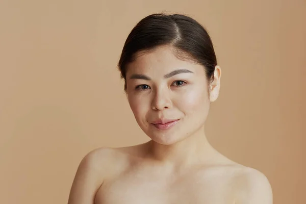 Retrato Mujer Asiática Moderna Mirando Cámara Aislada Sobre Fondo Beige — Foto de Stock