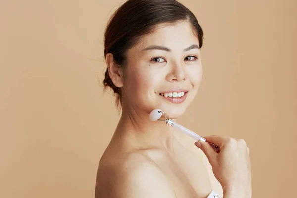 Portrait Femme Asiatique Moderne Avec Masseur Rouleaux Isolé Sur Fond — Photo