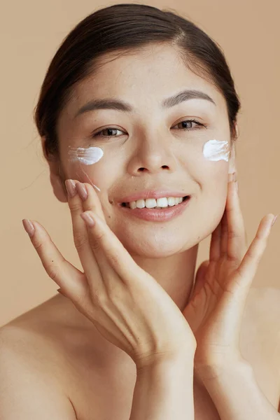 Retrato Mujer Moderna Con Crema Facial Cara Sobre Fondo Beige — Foto de Stock