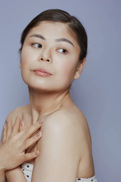 Modern Asyalı Kadın Mavi Arka Planda Izole Edilmiş — Stok fotoğraf
