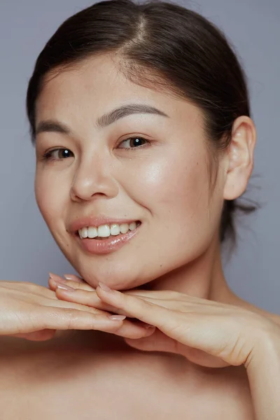 Portret Van Jonge Aziatische Vrouw Blauwe Achtergrond — Stockfoto