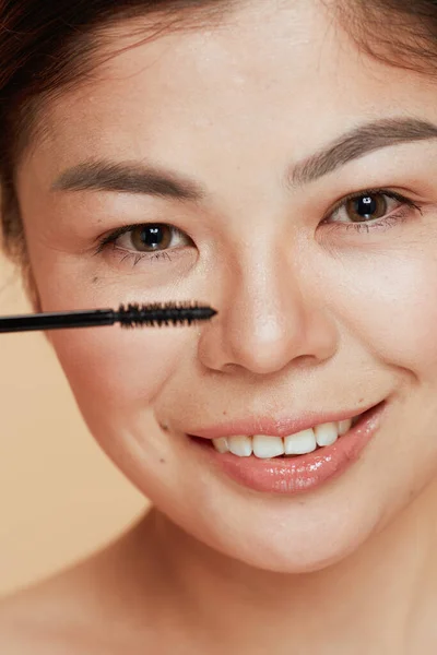 Jong Aziatisch Vrouw Met Mascara Geïsoleerd Beige Achtergrond — Stockfoto