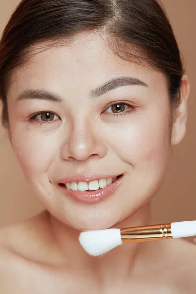 Portrait Femme Asiatique Moderne Avec Pinceau Maquillage Sur Fond Beige — Photo