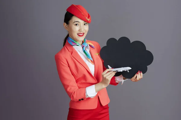 Leende Modern Asiatisk Kvinnlig Flygvärdinna Röd Kjol Jacka Och Hatt — Stockfoto
