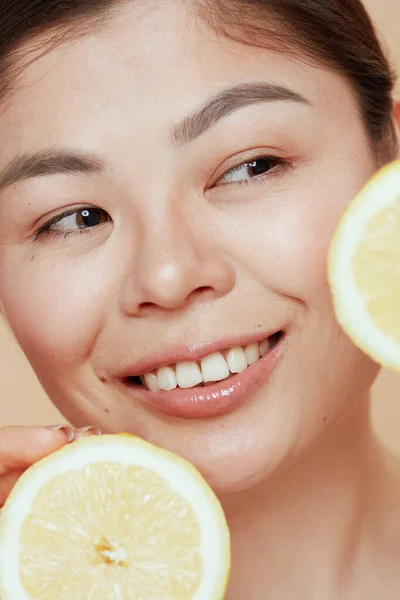 Young Woman Lemon Beige Background — Stock Photo, Image